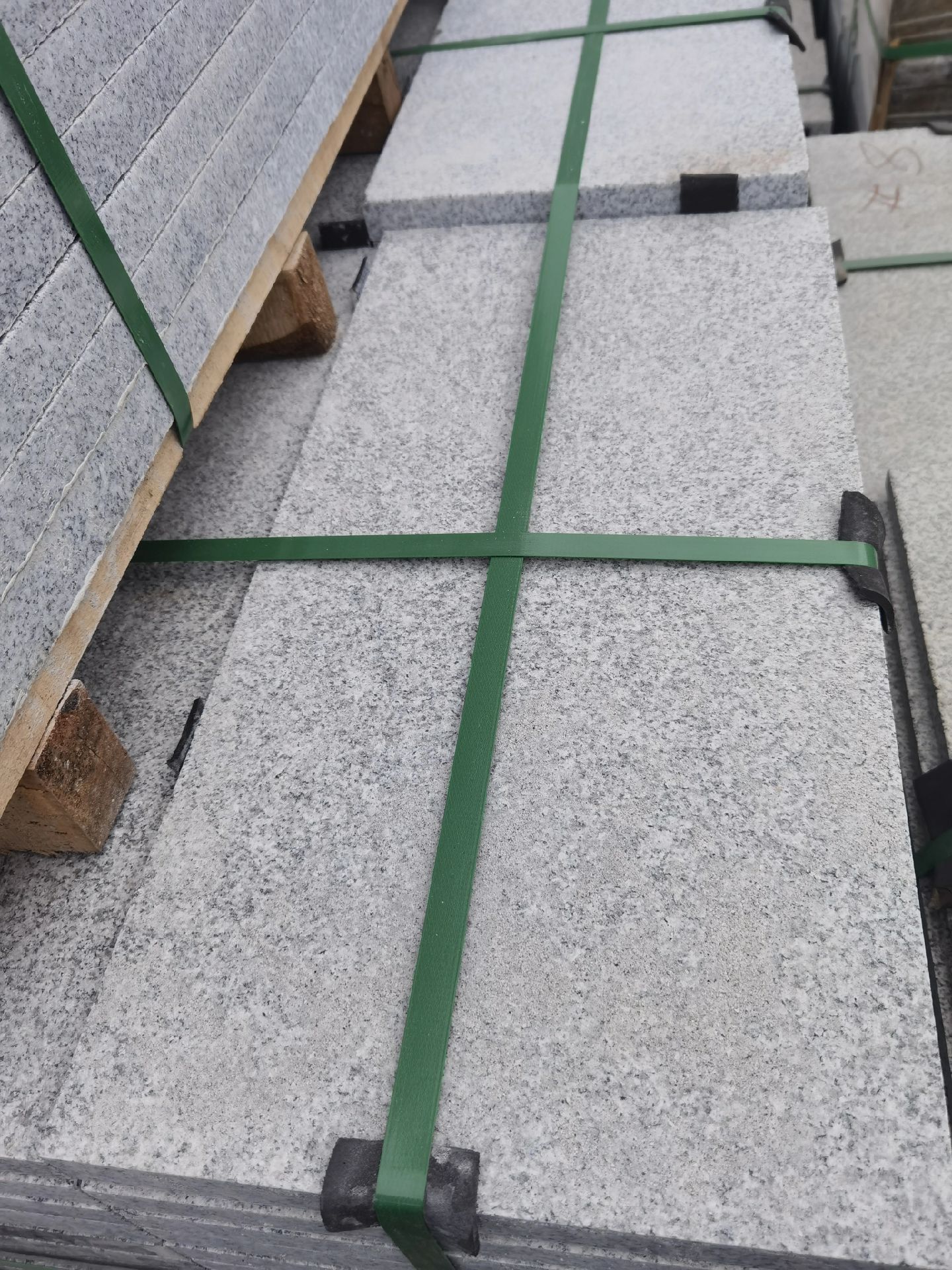 芝麻白花崗巖火燒板用于物流園區(qū)通道每平方米綜合價